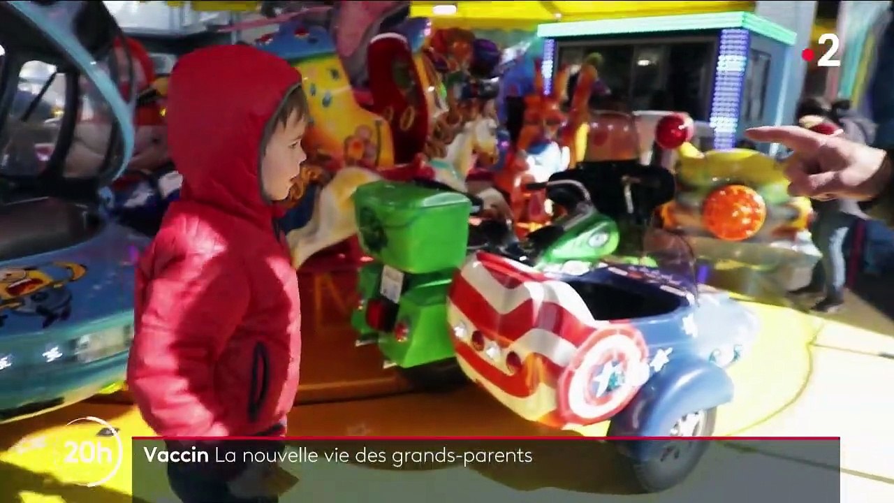 Covid-19 : après avoir été vaccinés, des grands-parents retrouvent leurs petits-enfants avec joie