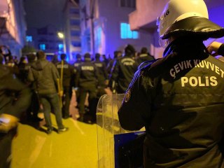 Bursa'da tehlikeli gerginlik! Çevik kuvvet husumetli aileleri havaya ateş açarak dağıttı