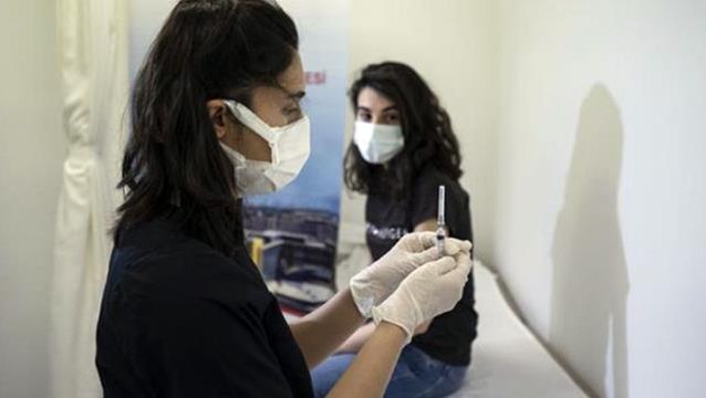 ABD'li ilaç firması Pfizer, koronavirüs aşısında üçüncü doza ihtiyaç duyulabileceğini açıkladı