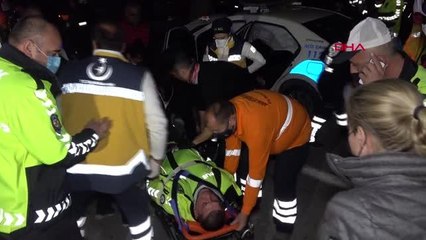 ADANA-Polis aracı, kovalamaca sırasında ağaca çarptı: 2 yaralı