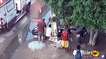 Motociclista fica ferido após cair da moto em Sousa; veja momento do socorro à vítima no local