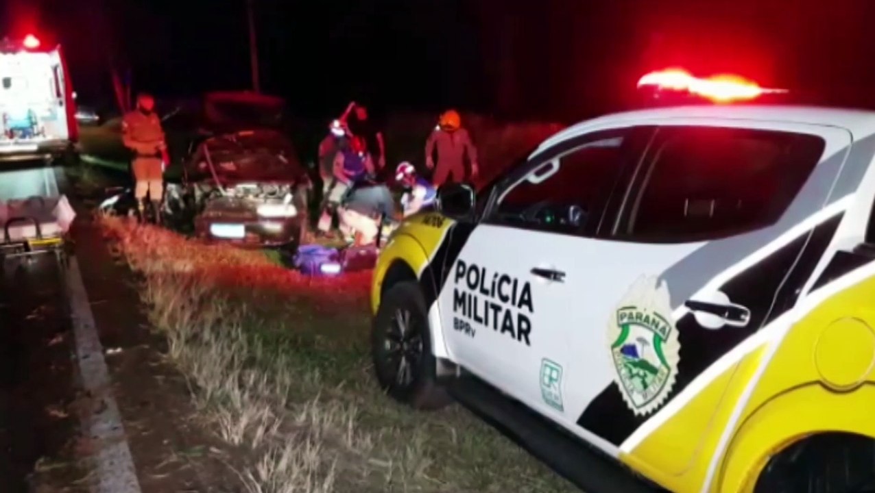Palio fica destruído após bater em árvore e capotar na PR-180, em Cascavel