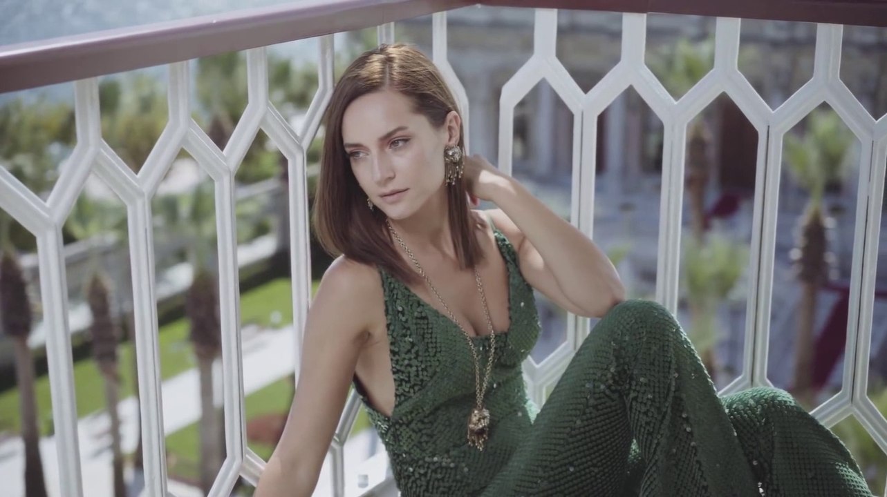 Elif Buse Doğan Zülüf Dökülmüş Yüze