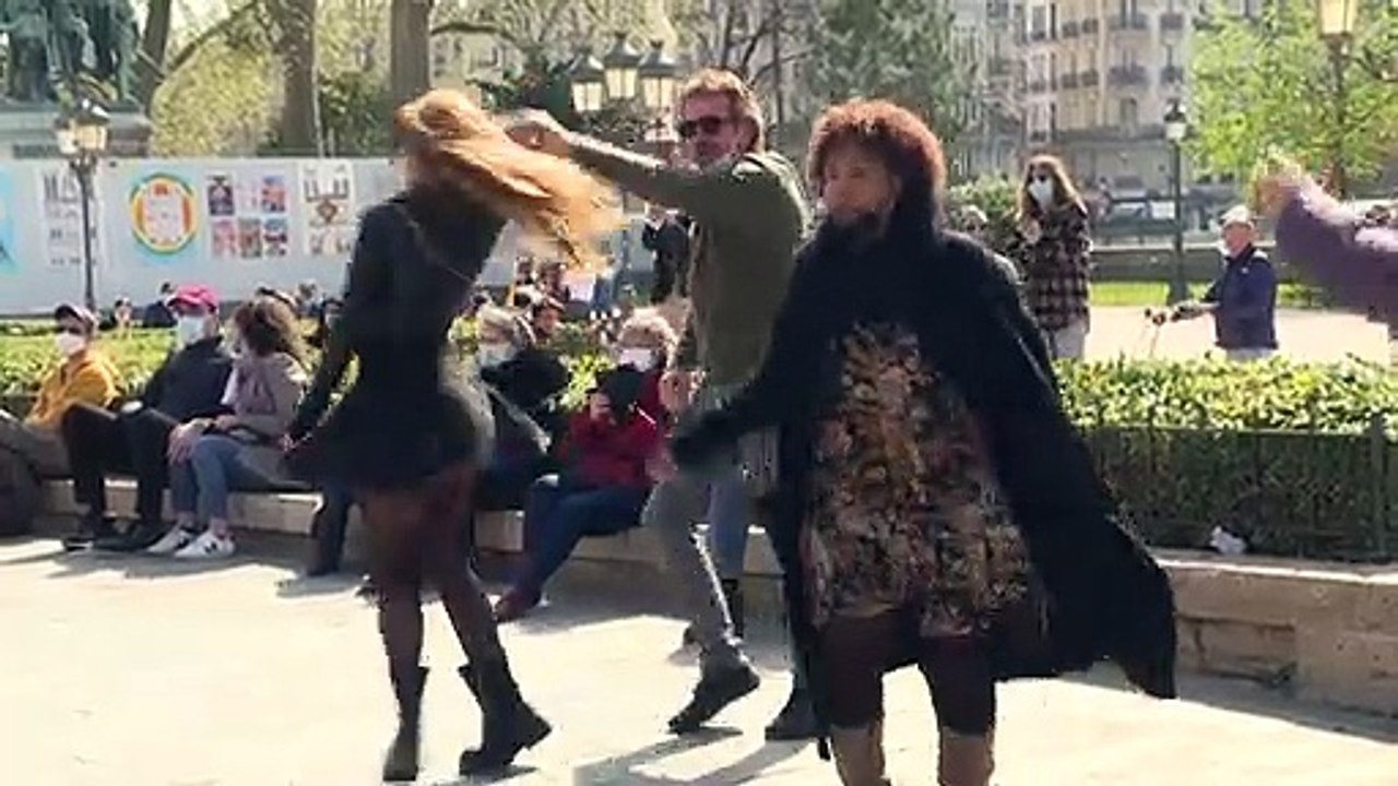 Gute Laune im Lockdown: Straßenmusik in Paris