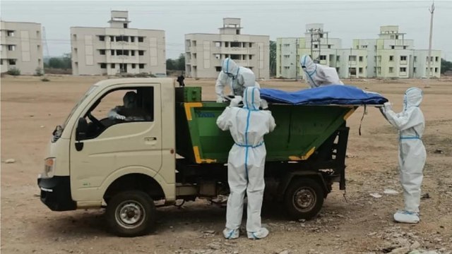 Garbage van ferries covid patients' bodies