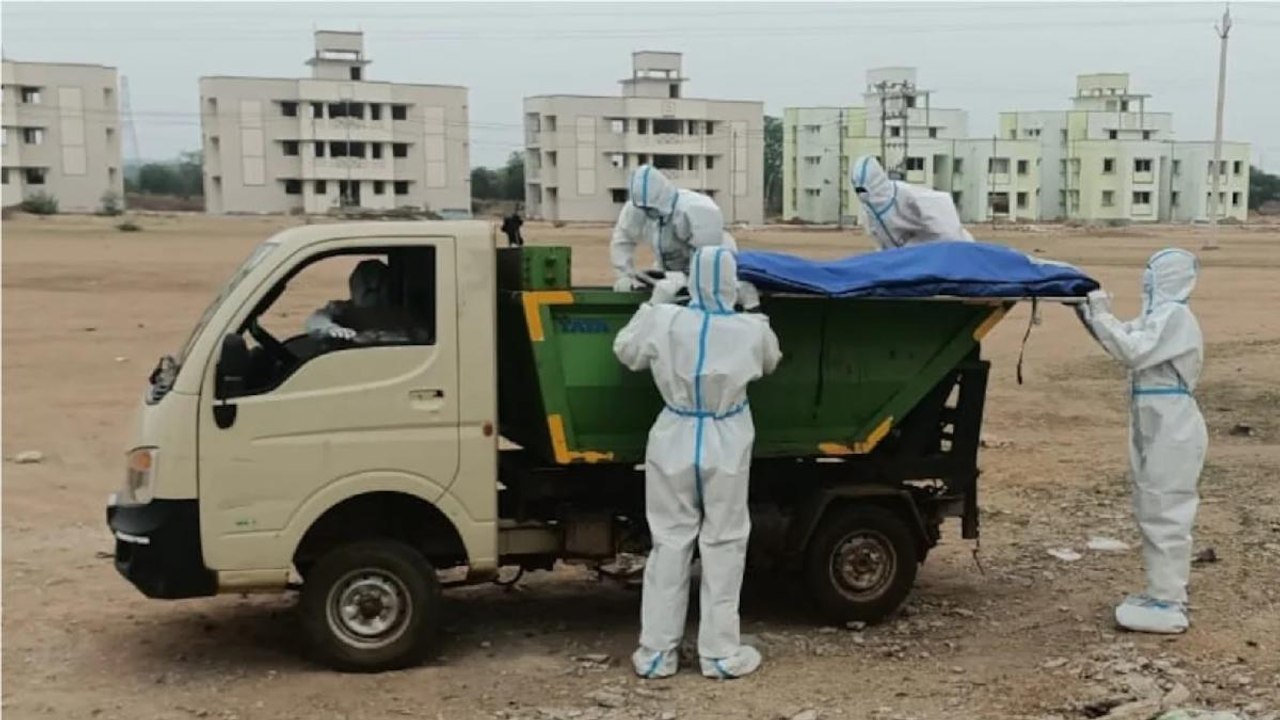 Garbage van ferries covid patients' bodies