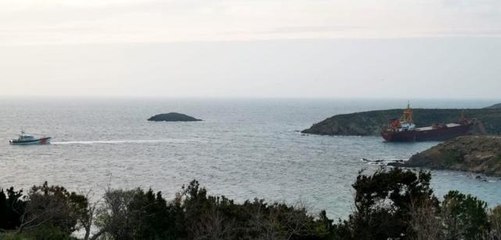 Bozcaada'da bir gemi karaya oturdu