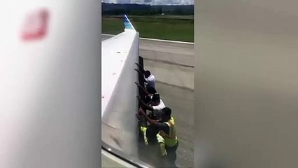 Görenler şaştı kaldı! Uçağı vurdurarak çalıştırdılar