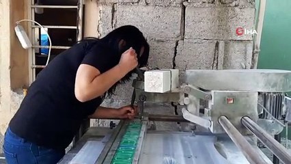 Mermer ustası kadın, kocasından öğrendiği mezar taşı işini kendi sürdürüyor