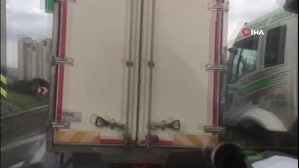 Trafikte kamyon ve TIR şoförü arasında sopalı yol verme kavgası kamerada
