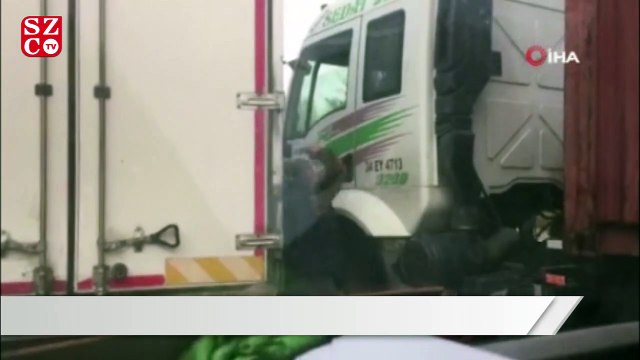 Trafikte kamyon ve TIR şoförü arasında sopalı yol verme kavgası kamerada