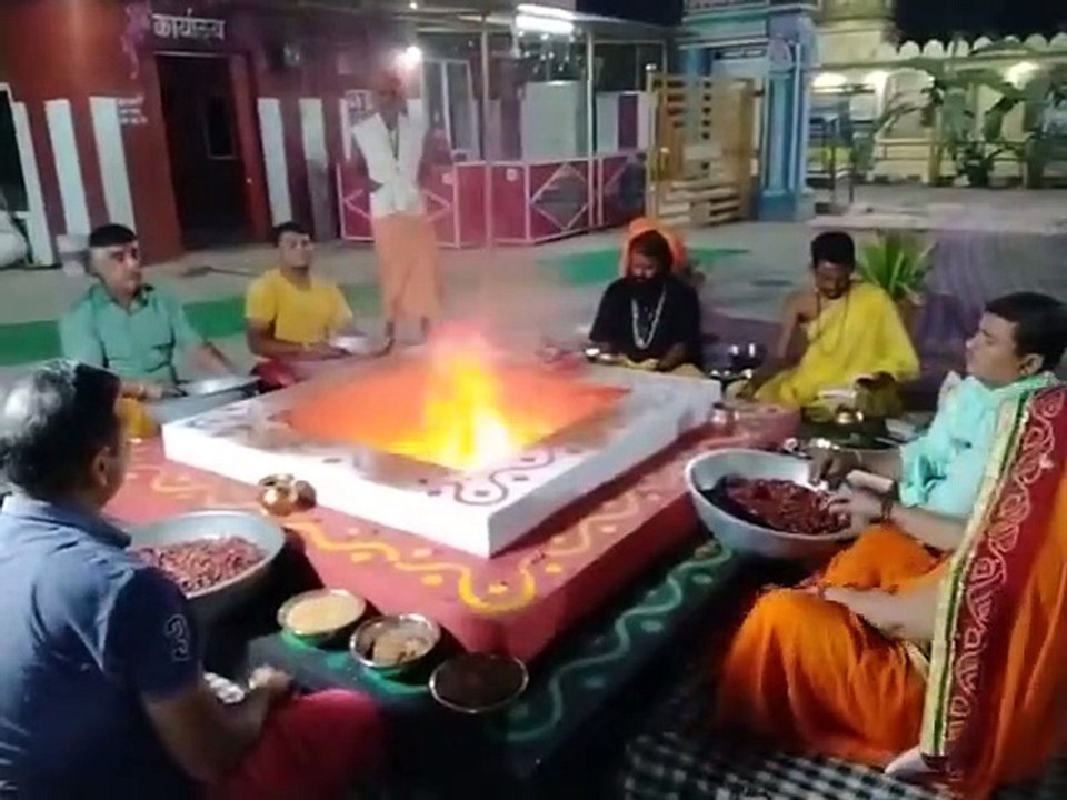 कोरोना संक्रमित सीएम योगी के लिए उज्जैन के बगलामुखी मंदिर में मिर्ची यज्ञ शुरू, उड़ी कोविड गाइडलाइन की धज्जियां