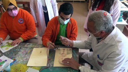 Özel öğrenciler yeteneklerini yakma resim tekniğiyle gösteriyor