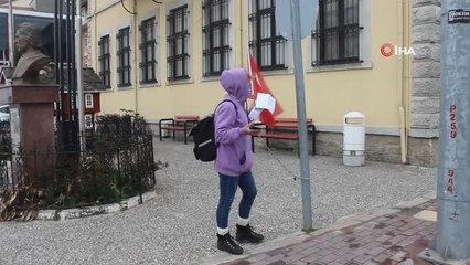 Son Dakika | Alınan karar sonrası kendini belediyenin önüne zincirledi