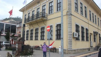 Alınan karar sonrası kendini belediyenin önüne zincirledi