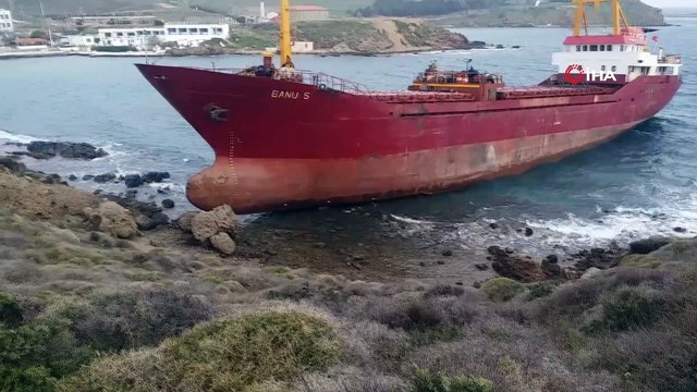 Bozcaada'da bir gemi karaya oturdu