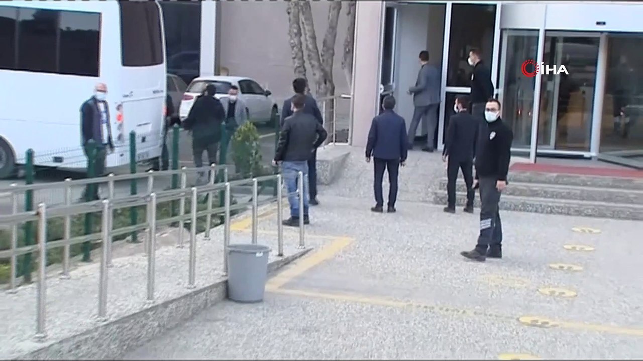 Polis ekipleri, 104 emekli amiralin darbe imalı gece yarısı bildirisinde imzası bulunan bazı emekli amirallerin evinde arama yapıyor