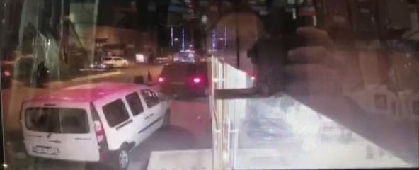 ŞİŞLİ'DE GİRDİKLERİ DÜKKANDAN 180 BİN LİRALIK TELEFON ÇALDILAR