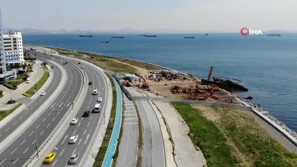 Zeytinburnu'nda kıyıya vuran gemisinin büyük bir bölümü parçalandı