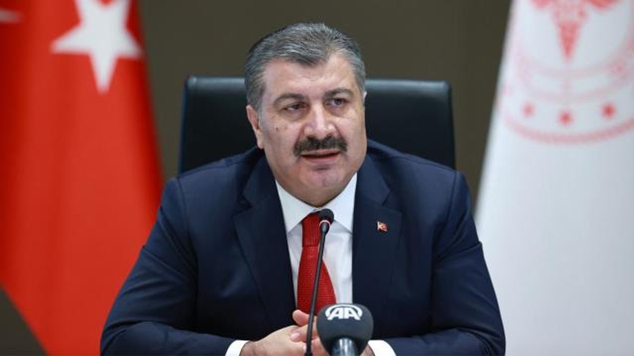 "Annem inat ediyor" diye tweet attı, ekipler harekete geçti! Bakan Koca, aşı olmak istemeyen öğretmeni telefonda ikna etti