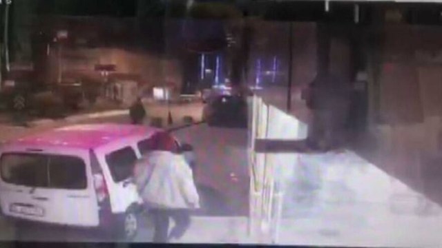 Şişli’de girdikleri dükkandan 180 bin liralık telefon çaldılar