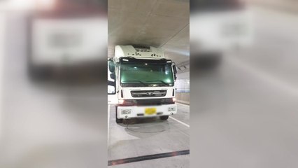 신월여의지하도로 개통 첫날 4.5톤 화물차 끼여...한때 도로 통제 / YTN