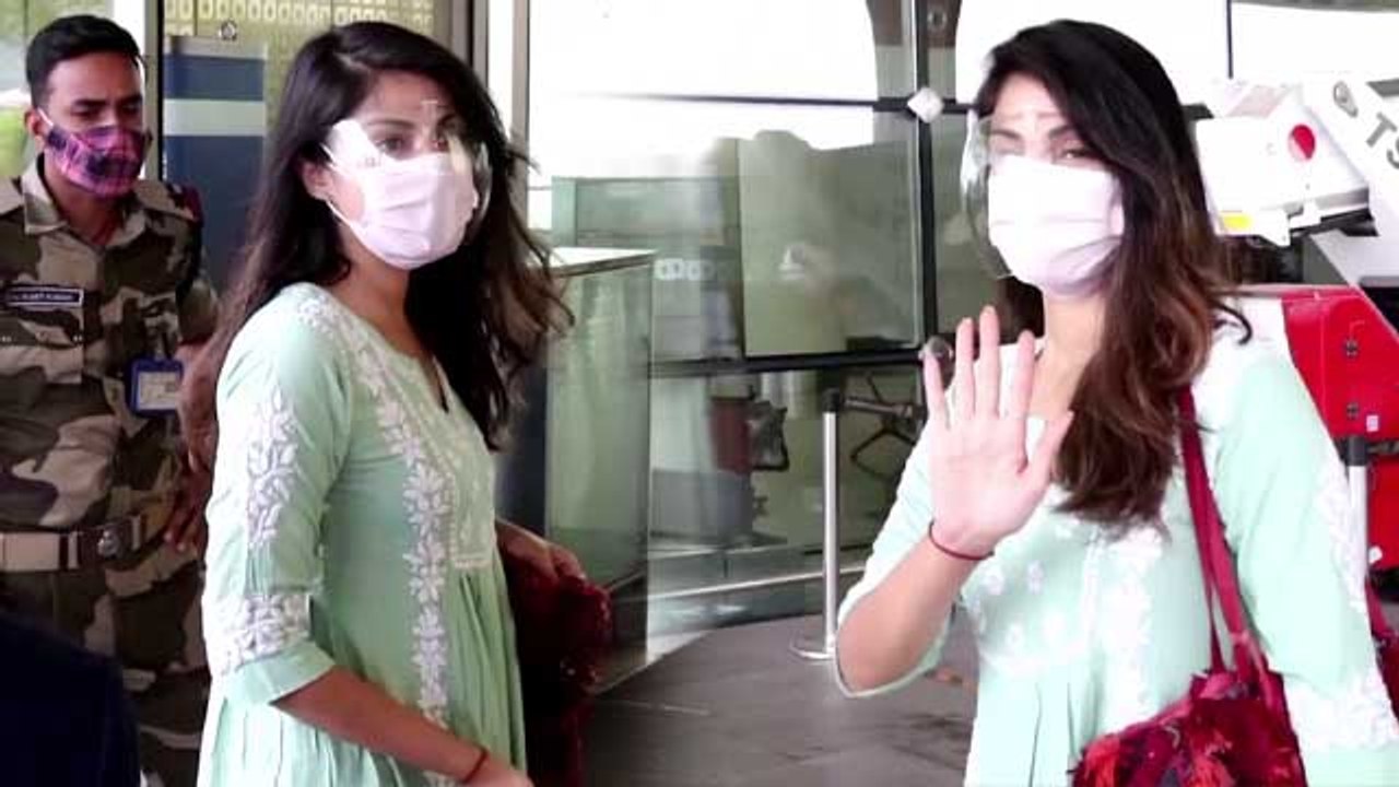 Rhea Chakraborty मीडिया से दिखी नाराज़, एयरपोर्ट पर हुई स्पॉट | FilmiBeat
