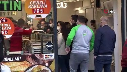 Ucuz baklava virüsü unutturdu, sosyal mesafe hiçe sayıldı