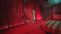 Camdaki Kız dizisindeki kırmızı oda sahnesi Grinin Elli Tonu filmine benzetilince Twitter'da gündem oldu
