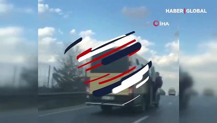 Tıka basa dolu minibüste kapıdan sarkarak yolculuk