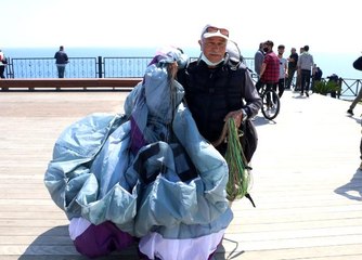 'Sen yaşlısın, yapamazsın' diyenlere inat 66 yaşında yamaç paraşütçüsü oldu