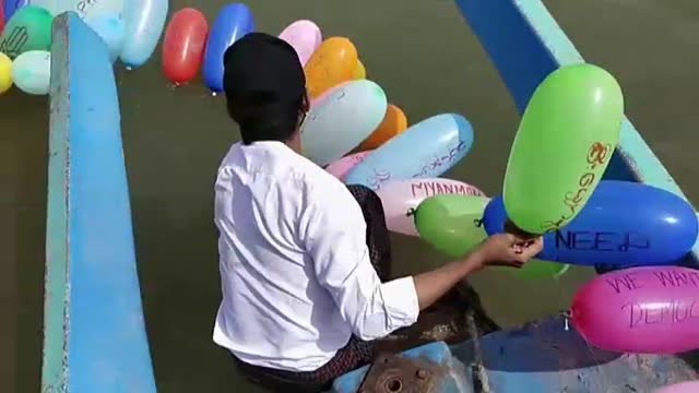 Decenas de globos de colores inundan un río birmano como protesta contra la dictadura militar