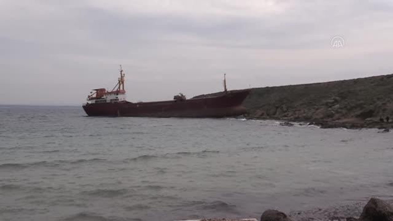 ÇANAKKALE - "Banu-S" isimli gemi Bozcaada açıklarında karaya oturdu (2)