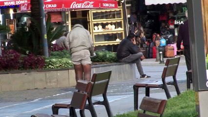 Döviz bürosu gibi dilenci: Kaleiçi girişinde kaldırıma yatarak dilendi