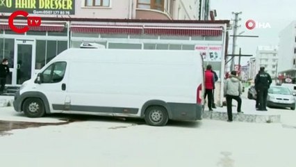 Yola kan sızdıran kamyonetin kapısı açılınca gerçek ortaya çıktı