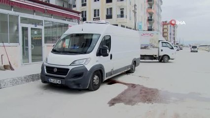 Yola kan sızdıran kamyonetin kapısı açılınca gerçek ortaya çıktı