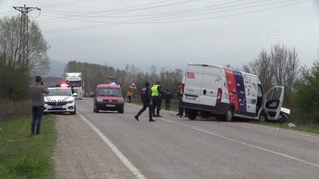 Minibüs ile otomobil çarpıştı: 1 ölü, 1 yaralı