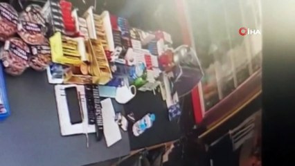 Oğlunun çalışanlarına kabus olan baba işçinin kafasında alkol şişesi kırdı