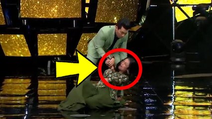 Neha Kakkar Opps moment, Fell On stage Aditya Narayan Saved her Watch out | FilmiBeat
