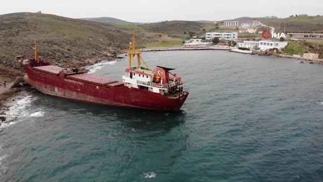 Bozcaada'da bir gemi karaya oturdu