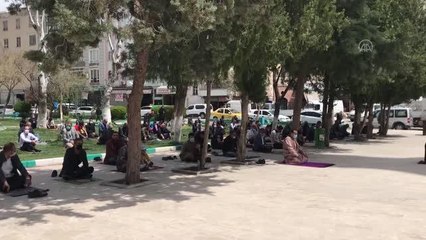 ŞANLIURFA - "Peygamberler şehrinde" ramazanın ilk cuması Kovid-19 tedbirleri kapsamında kılındı