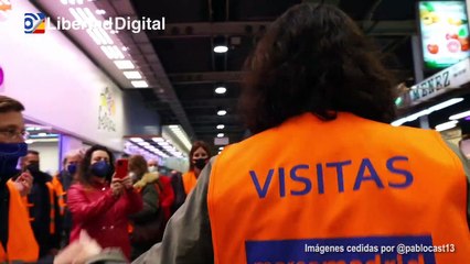 Ayuso se emociona al ser recibida con una gran ovación a su llegada a Mercamadrid