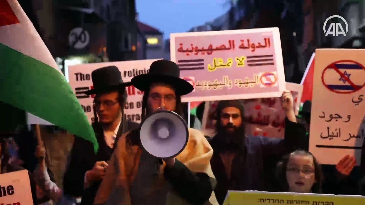 İsrail bayrağını ateşe veren Ultra Ortodoks Yahudiler, Filistin bayrağı açtı