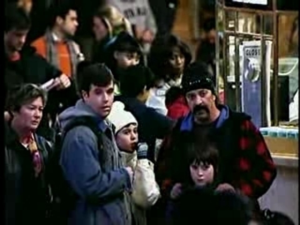 207 personnes immobiles dans une gare