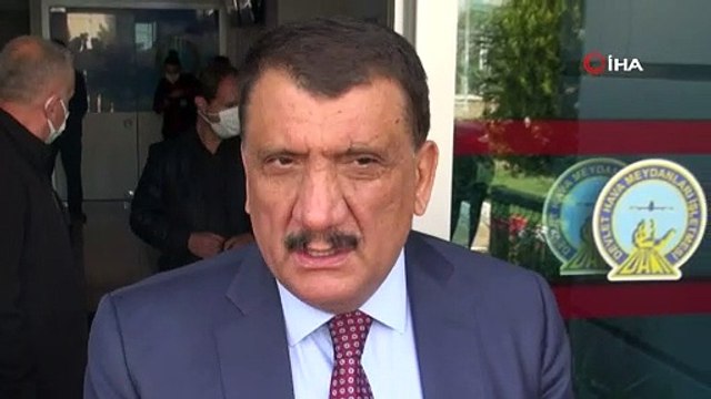 Havada arızalanan ve acil iniş yapan Bakan Pakdemirli'nin uçağı hangara çekildi
