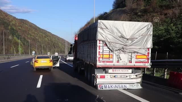 Anadolu Otoyolu'nda tırla çarpışan taksinin sürücüsü yaralandı