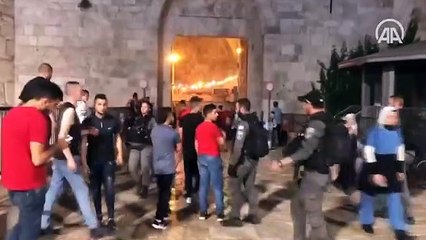 İsrail polisi Doğu Kudüs’te teravih sonrası toplanmak isteyen Filistinlileri dağıttı