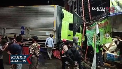 Sopir Mobil Kontainer Tewas Setelah Tabrak Warung