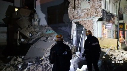 Uşak'ta 2 katlı bina çöktü