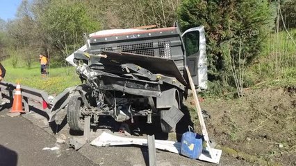 Anadolu Otoyolu'nda Karayolları kamyoneti bariyere çarptı: 1 ölü, 1 yaralı